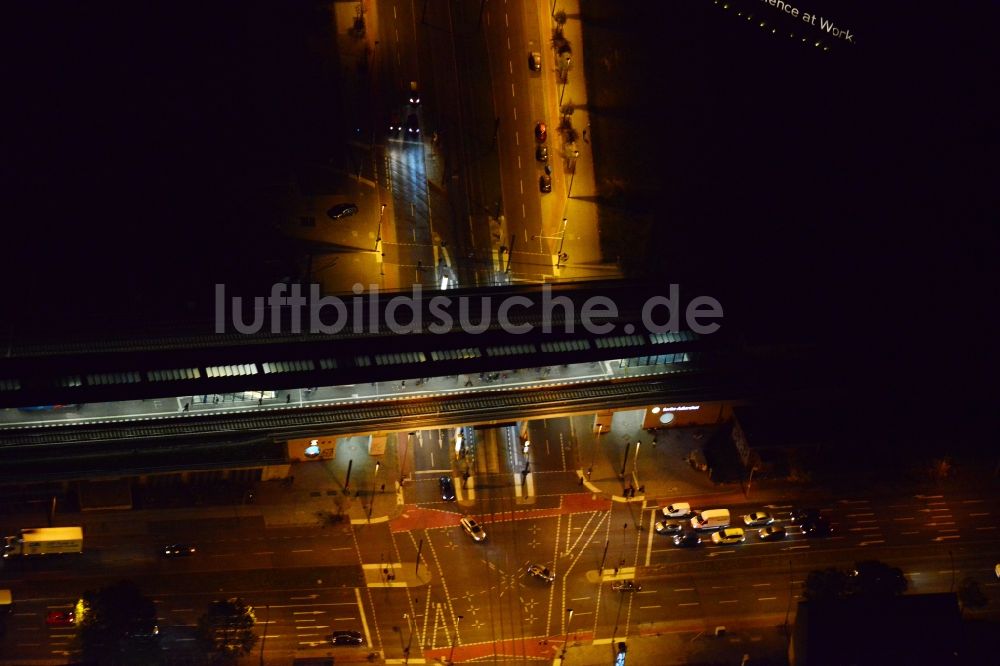 Berlin bei Nacht von oben - Nachtansicht S-Bahnhof Adlershof in Berlin