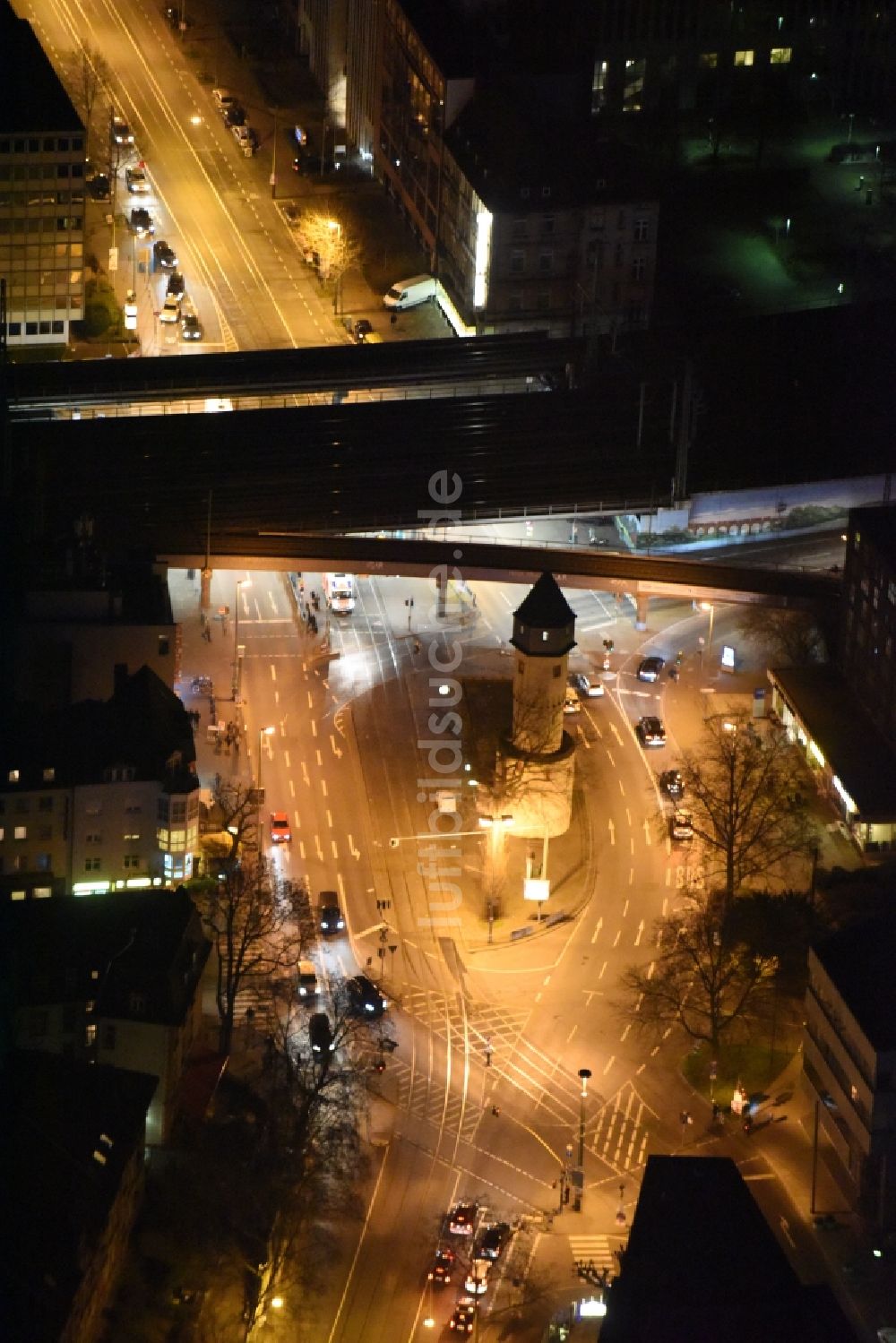 Nachtluftbild Frankfurt am Main - Nachtansicht Bahnhofsgebäude und Gleisanlagen des S-Bahnhofes Galluswarte an der Mainzer Landstraße in Frankfurt am Main im Bundesland Hessen