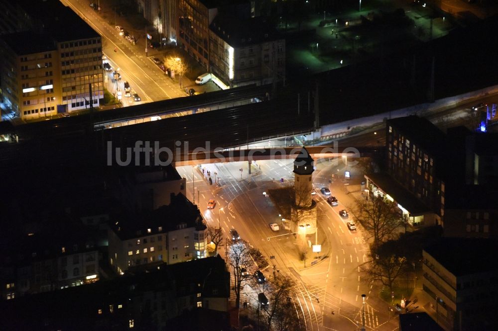 Nacht-Luftaufnahme Frankfurt am Main - Nachtansicht Bahnhofsgebäude und Gleisanlagen des S-Bahnhofes Galluswarte an der Mainzer Landstraße in Frankfurt am Main im Bundesland Hessen