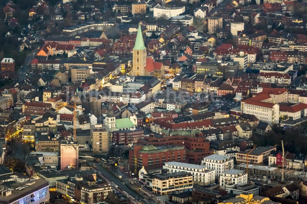 Nacht-Luftaufnahme Hamm - Nachtansicht der bunten Beleuchtung des Weihnachtsmarktes an der Kirche auf dem Marktplatz in Hamm im Bundesland Nordrhein-Westfalen