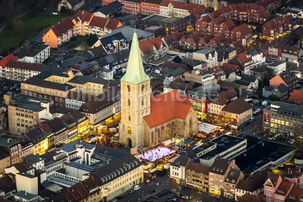 Hamm bei Nacht von oben - Nachtansicht der bunten Beleuchtung des Weihnachtsmarktes an der Kirche auf dem Marktplatz in Hamm im Bundesland Nordrhein-Westfalen