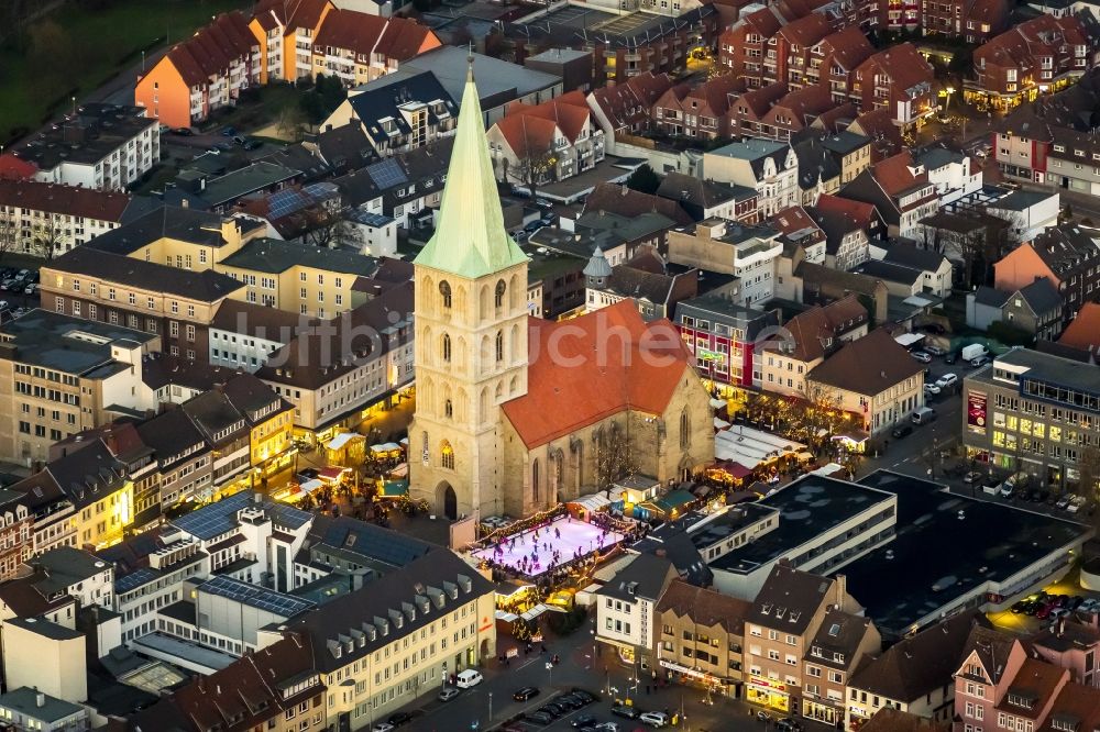 Hamm bei Nacht aus der Vogelperspektive: Nachtansicht der bunten Beleuchtung des Weihnachtsmarktes an der Kirche auf dem Marktplatz in Hamm im Bundesland Nordrhein-Westfalen