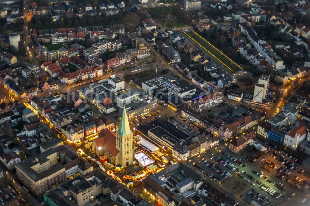 Hamm bei Nacht von oben - Nachtansicht der bunten Beleuchtung des Weihnachtsmarktes auf dem Marktplatz in Hamm im Bundesland Nordrhein-Westfalen