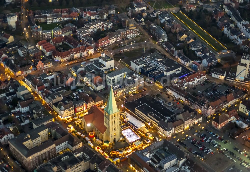 Hamm bei Nacht aus der Vogelperspektive: Nachtansicht der bunten Beleuchtung des Weihnachtsmarktes auf dem Marktplatz in Hamm im Bundesland Nordrhein-Westfalen