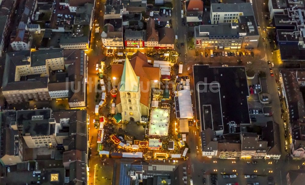 Nachtluftbild Hamm - Nachtansicht der bunten Beleuchtung des Weihnachtsmarktes auf dem Marktplatz in Hamm im Bundesland Nordrhein-Westfalen