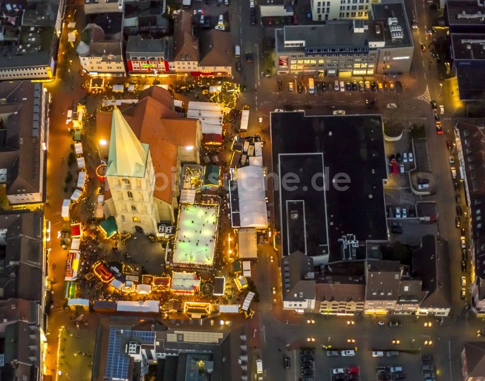 Nacht-Luftaufnahme Hamm - Nachtansicht der bunten Beleuchtung des Weihnachtsmarktes auf dem Marktplatz in Hamm im Bundesland Nordrhein-Westfalen