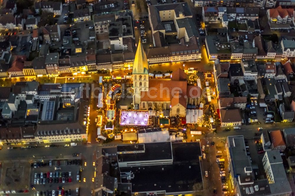 Hamm bei Nacht von oben - Nachtansicht der bunten Beleuchtung des Weihnachtsmarktes auf dem Marktplatz in Hamm im Bundesland Nordrhein-Westfalen