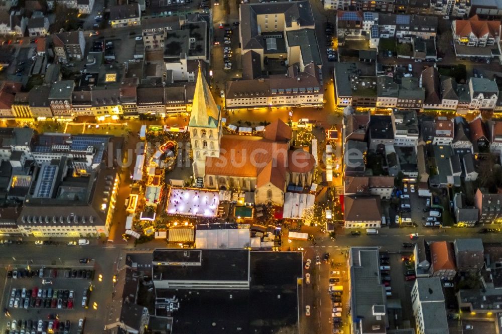 Hamm bei Nacht aus der Vogelperspektive: Nachtansicht der bunten Beleuchtung des Weihnachtsmarktes auf dem Marktplatz in Hamm im Bundesland Nordrhein-Westfalen