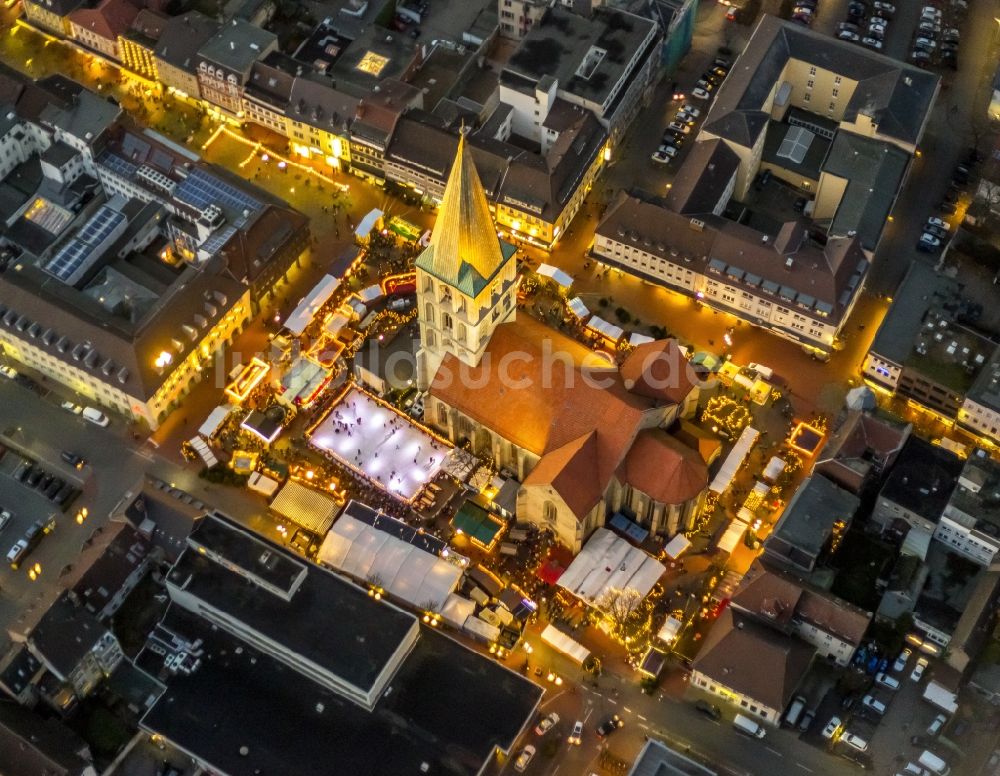 Nachtluftbild Hamm - Nachtansicht der bunten Beleuchtung des Weihnachtsmarktes auf dem Marktplatz in Hamm im Bundesland Nordrhein-Westfalen