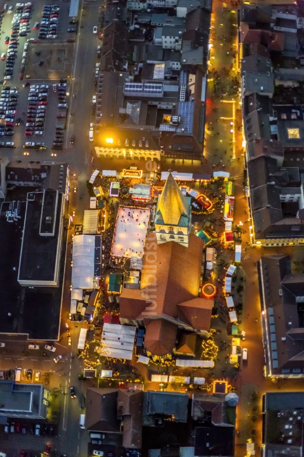 Nacht-Luftaufnahme Hamm - Nachtansicht der bunten Beleuchtung des Weihnachtsmarktes auf dem Marktplatz in Hamm im Bundesland Nordrhein-Westfalen