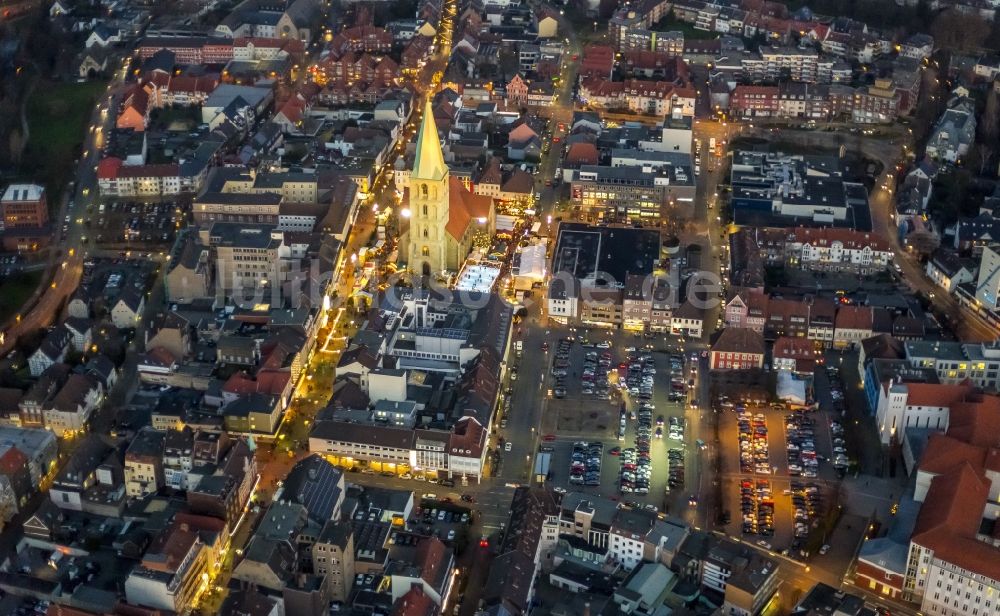 Hamm bei Nacht von oben - Nachtansicht der bunten Beleuchtung des Weihnachtsmarktes auf dem Marktplatz in Hamm im Bundesland Nordrhein-Westfalen