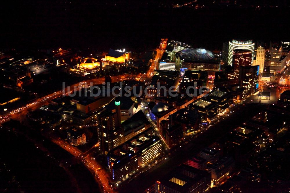 Berlin bei Nacht aus der Vogelperspektive: Nachtansicht des Gebäudekomplex mit dem Sony- Center - Bahntower am Potsdamer Platz Berlin