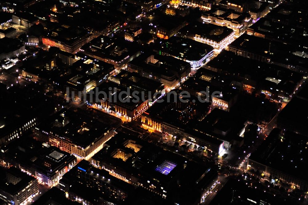 Berlin bei Nacht von oben - Nachtansicht der Innenstadt Ost um den Gendarmenmarkt im Bezirk Mitte in Berlin