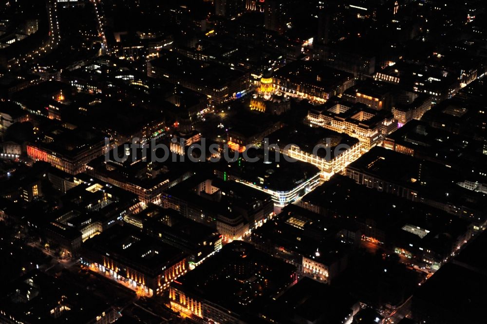 Berlin bei Nacht aus der Vogelperspektive: Nachtansicht der Innenstadt Ost um den Gendarmenmarkt im Bezirk Mitte in Berlin