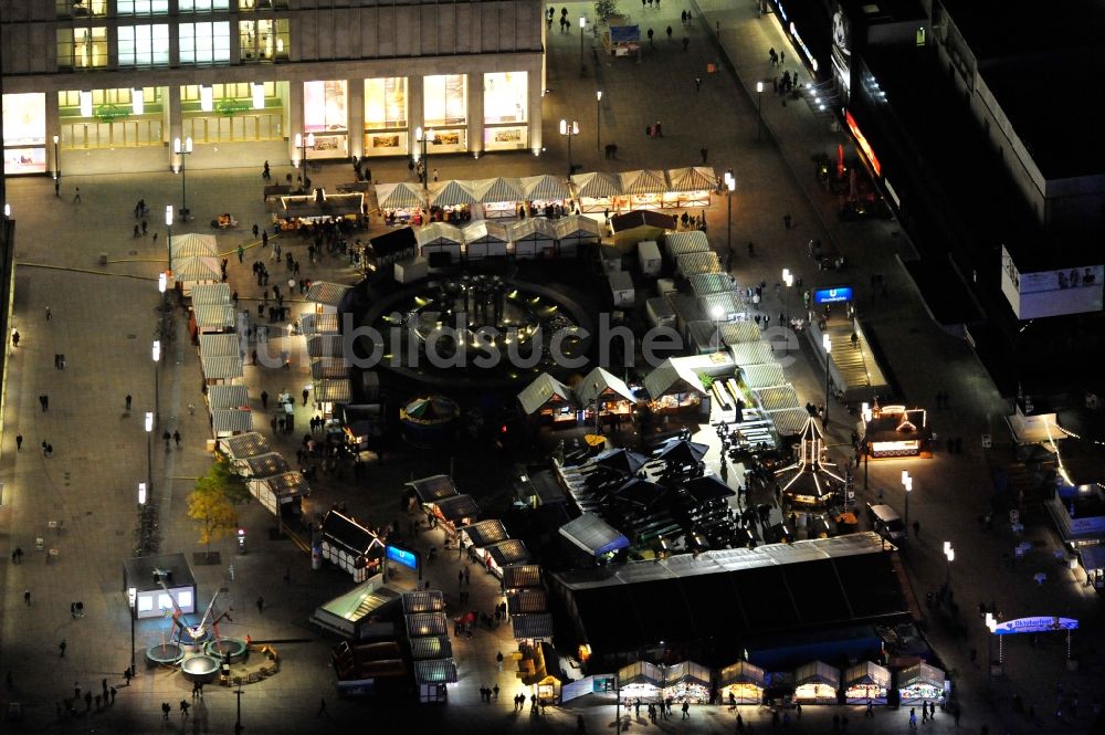 Berlin bei Nacht aus der Vogelperspektive: Nachtansicht des Oktoberfestes am Alexanderplatz im Bezirk Mitte in Berlin