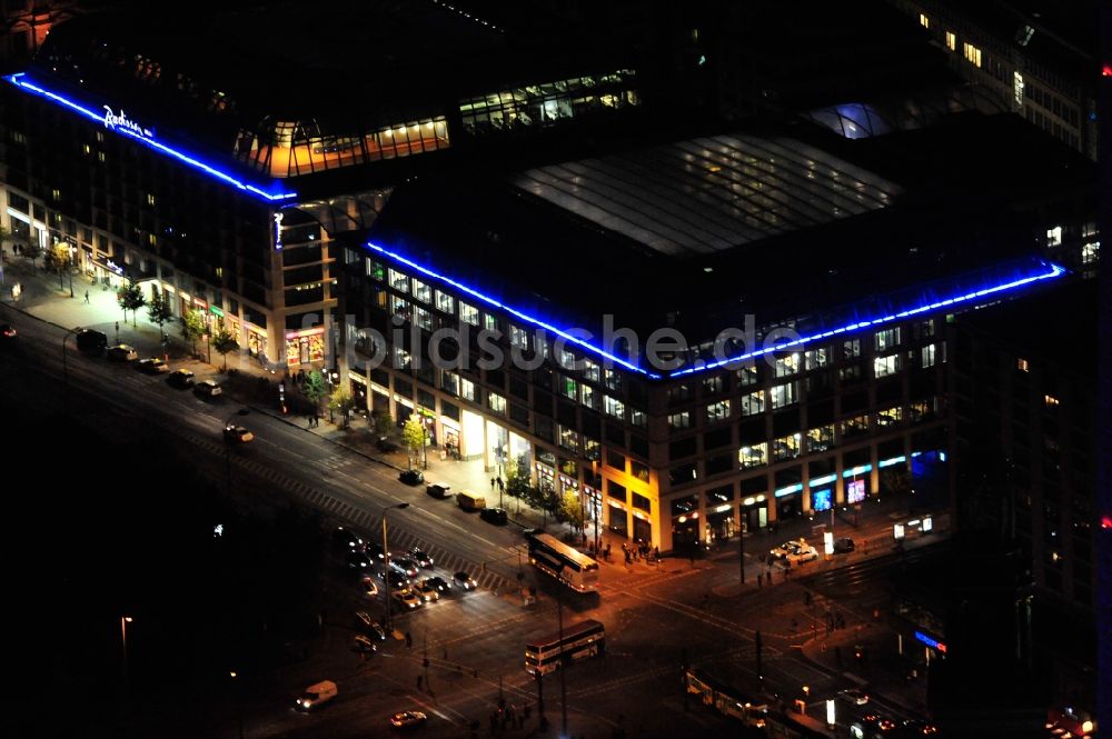 Nachtluftbild Berlin - Nachtansicht vom Sea Life Aquarium und dem Radisson Blu Hotel in der Karl-Liebknecht-Straße im Bezirk Mitte in Berlin