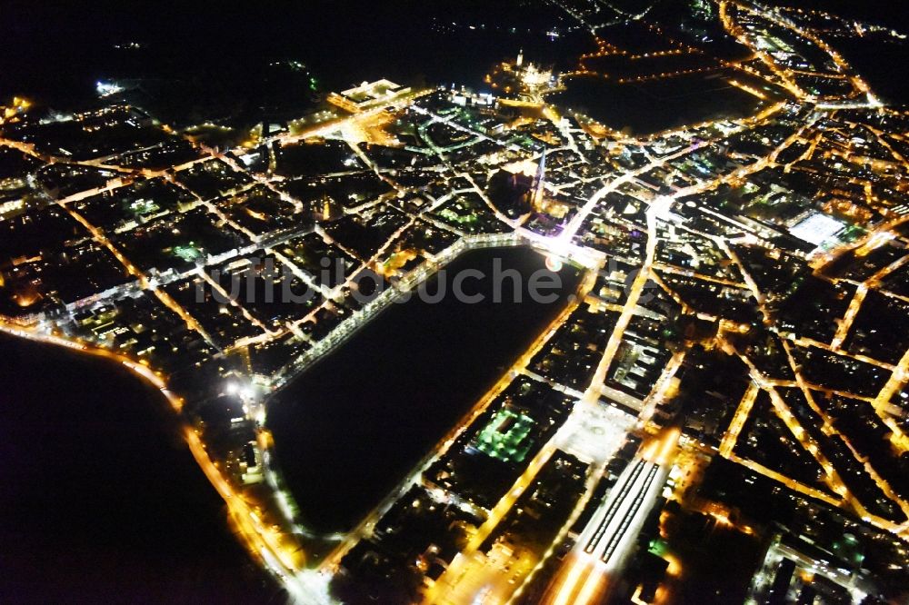 Schwerin bei Nacht aus der Vogelperspektive: Nachtansicht der Uferbereiche des Sees Pfaffenteich in Schwerin im Bundesland Mecklenburg-Vorpommern