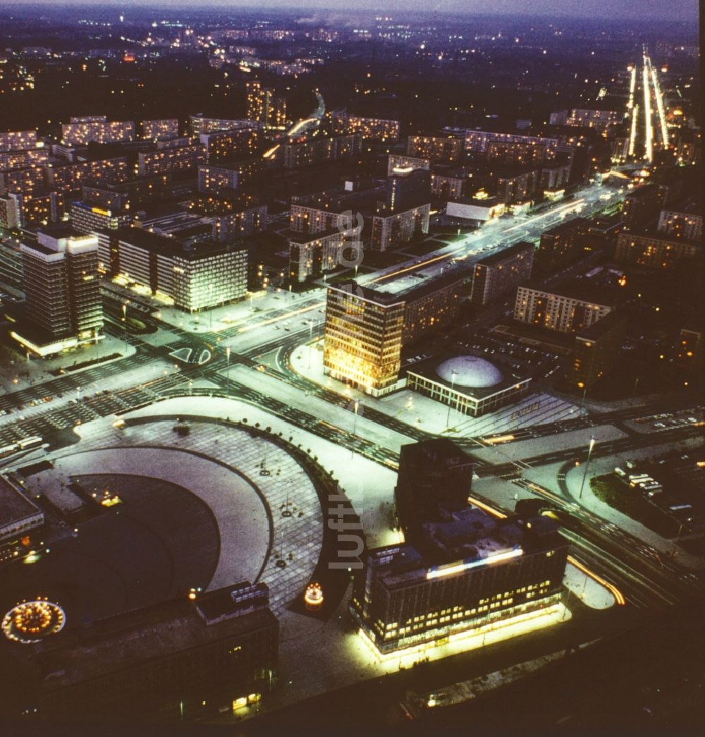 Berlin bei Nacht aus der Vogelperspektive: Nachtaufnahme vom Alexanderplatz und Umgebung in Berlin