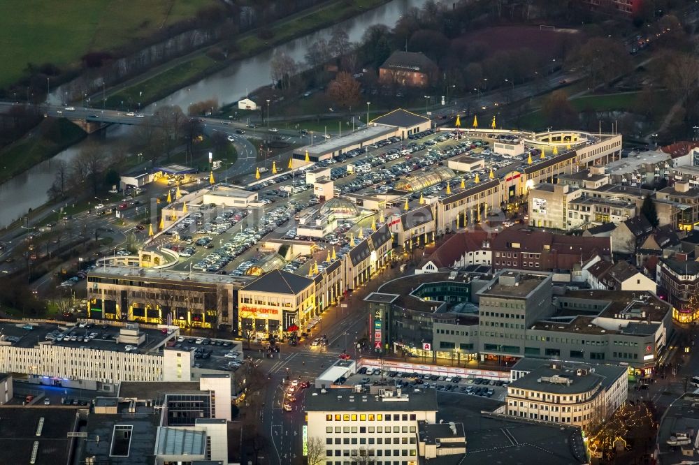 Hamm bei Nacht von oben - Nachtaufnahme vom Areal des Allee Center s der ECE an der Innenstadt in Hamm in Nordrhein-Westfalen