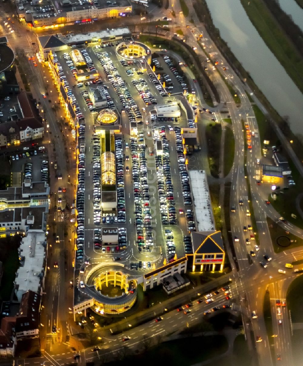 Hamm bei Nacht aus der Vogelperspektive: Nachtaufnahme vom Areal des Allee Center s der ECE an der Innenstadt in Hamm in Nordrhein-Westfalen