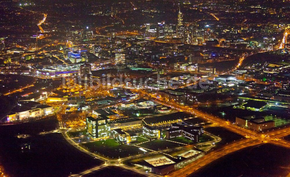 Nacht-Luftaufnahme Essen - Nachtaufnahme vom Areal des ThyssenKrupp Hauptquartier als Kern des Krupp-Gürtels in Essen