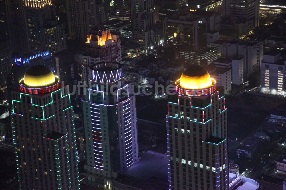 Bangkok bei Nacht aus der Vogelperspektive: Nachtaufnahme der beleuchteten Dach- Kuppeln der Hochhaus- Türme des Pratunam-Einkaufcenters im Zentrum der Stadt Bangkok in Thailand