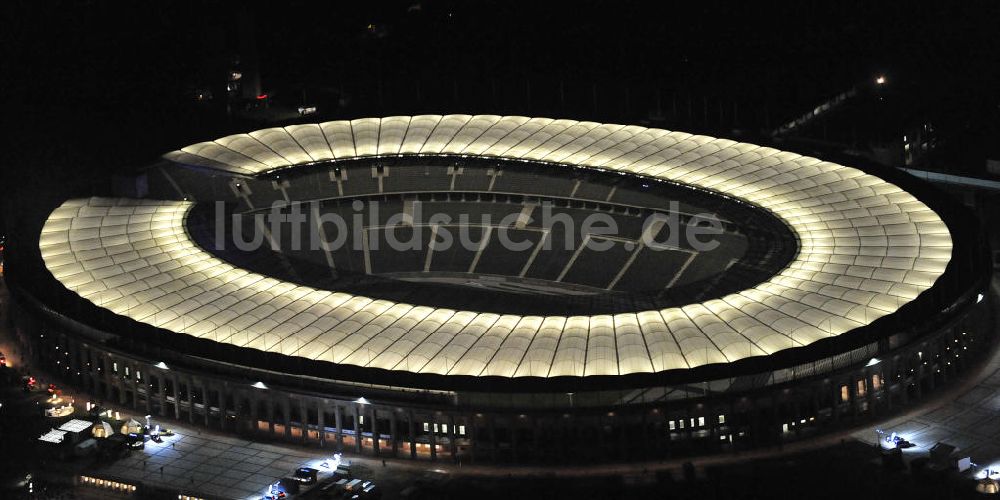 Berlin bei Nacht aus der Vogelperspektive: Nachtaufnahme Berliner Olympiastadion