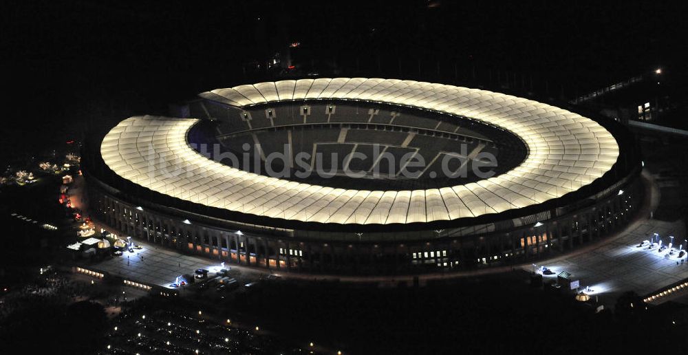 Berlin bei Nacht aus der Vogelperspektive: Nachtaufnahme Berliner Olympiastadion