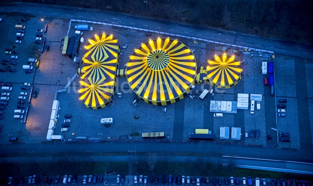 Dortmund bei Nacht von oben - Nachtaufnahme Circuszelt des Zirkus Flic Flac mit dem 3. Weihnachtscircus „Schöne Firetage!“ in Dortmund in Nordrhein-Westfalen NRW