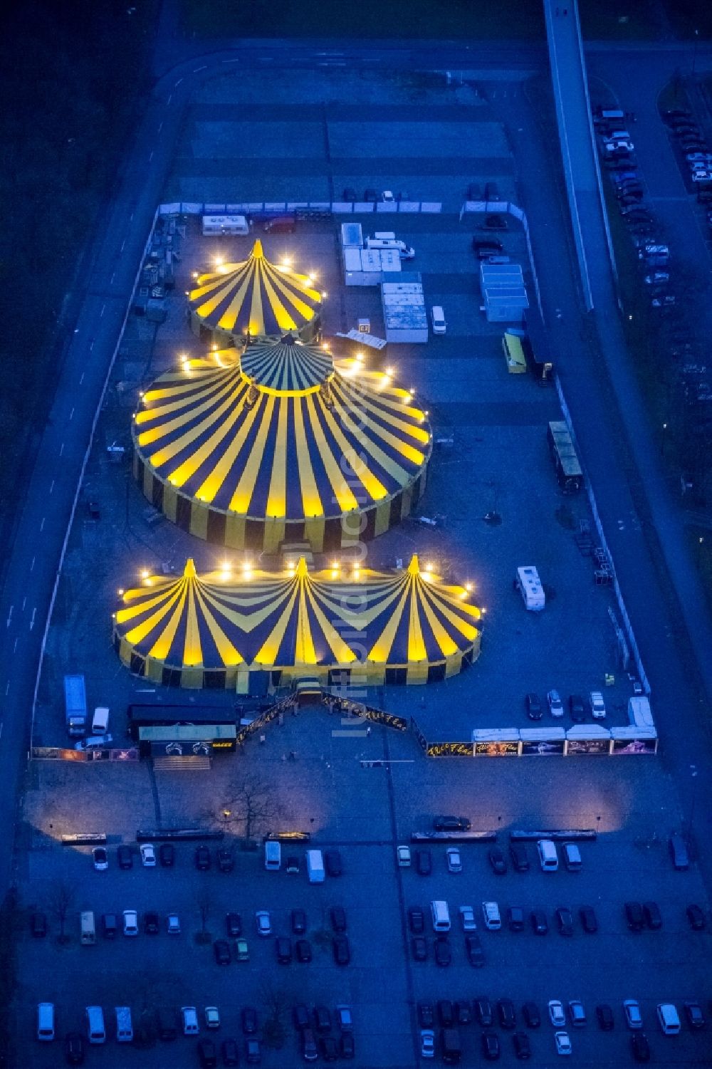 Dortmund bei Nacht aus der Vogelperspektive: Nachtaufnahme Circuszelt des Zirkus Flic Flac mit dem 3. Weihnachtscircus „Schöne Firetage!“ in Dortmund in Nordrhein-Westfalen NRW