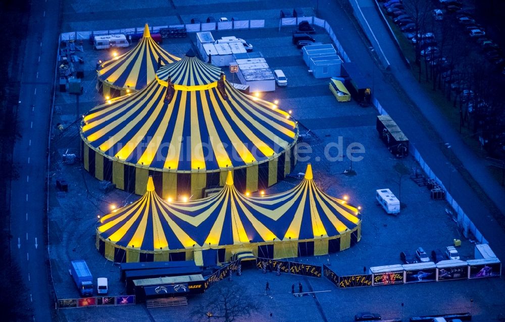 Nachtluftbild Dortmund - Nachtaufnahme Circuszelt des Zirkus Flic Flac mit dem 3. Weihnachtscircus „Schöne Firetage!“ in Dortmund in Nordrhein-Westfalen NRW