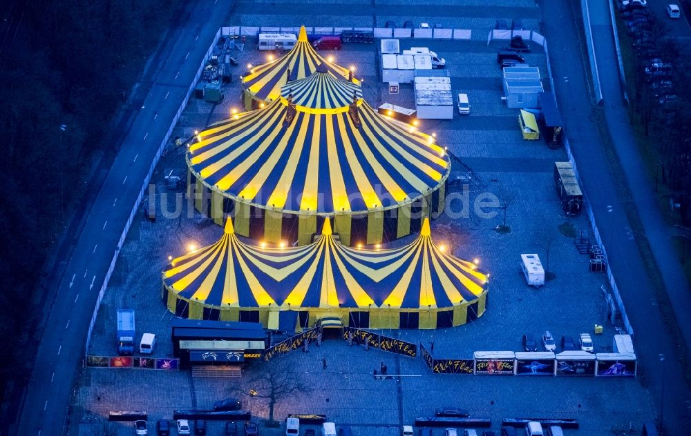 Nacht-Luftaufnahme Dortmund - Nachtaufnahme Circuszelt des Zirkus Flic Flac mit dem 3. Weihnachtscircus „Schöne Firetage!“ in Dortmund in Nordrhein-Westfalen NRW