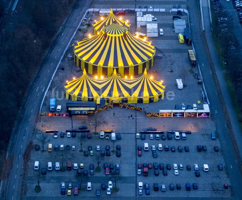 Dortmund bei Nacht von oben - Nachtaufnahme Circuszelt des Zirkus Flic Flac mit dem 3. Weihnachtscircus „Schöne Firetage!“ in Dortmund in Nordrhein-Westfalen NRW