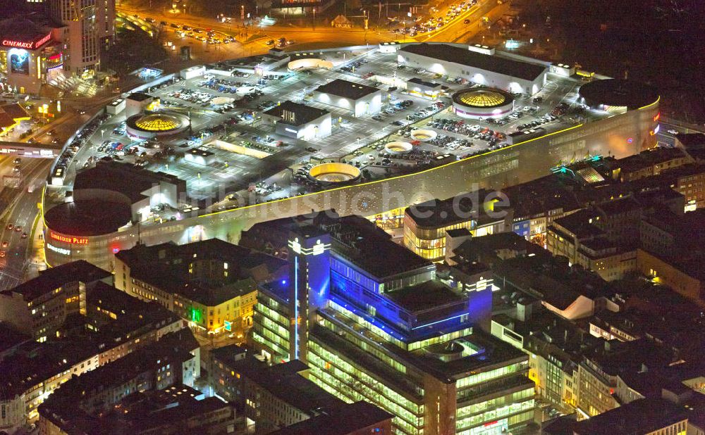 Essen bei Nacht aus der Vogelperspektive: Nachtaufnahme Einkaufszentrum Limbecker Platz der ECE in Essen