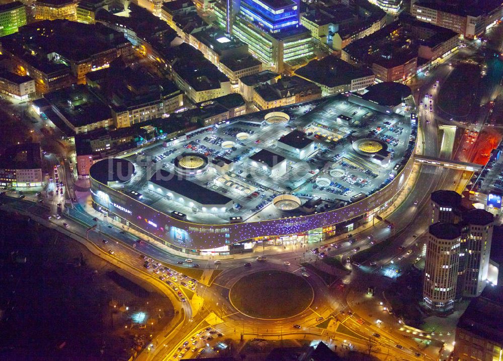 Essen bei Nacht aus der Vogelperspektive: Nachtaufnahme Einkaufszentrum Limbecker Platz der ECE in Essen