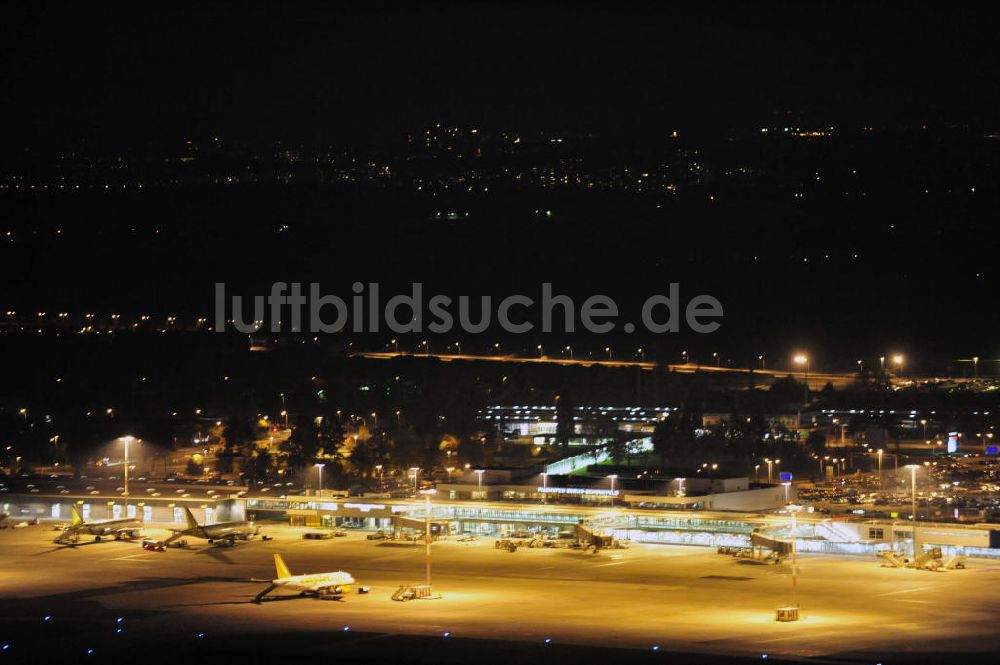 Schönefeld bei Nacht von oben - Nachtaufnahme Flughafen Berlin- Schönefeld