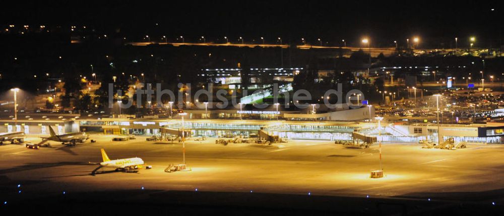 Schönefeld bei Nacht aus der Vogelperspektive: Nachtaufnahme Flughafen Berlin- Schönefeld