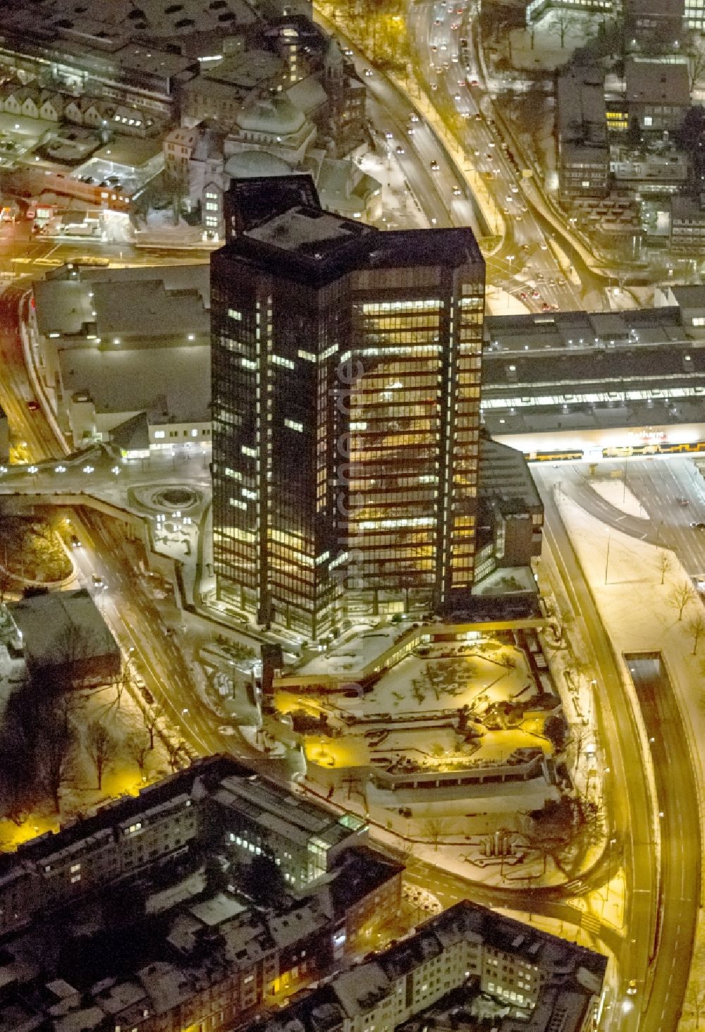 Essen bei Nacht von oben - Nachtaufnahme vom Gebäude des Hochhaus Rathaus Essen, der Essener Stadtverwaltung im Bundesland Nordrhein-Westfalen