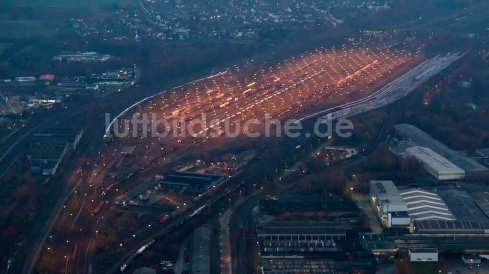 Hamm bei Nacht aus der Vogelperspektive: Nachtaufnahme Hamm Rangierbahnhof und Westfälische Drahtindustrie - WDI in Nordrhein-Westfalen