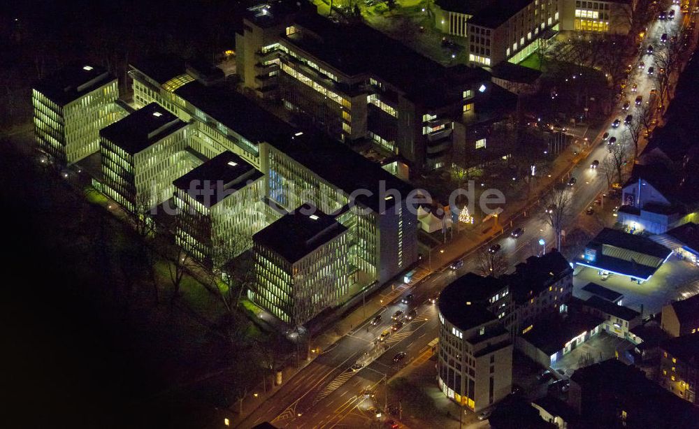 Bochum bei Nacht von oben - Nachtaufnahme BP Hauptverwaltung in Bochum an der Wittener Straße