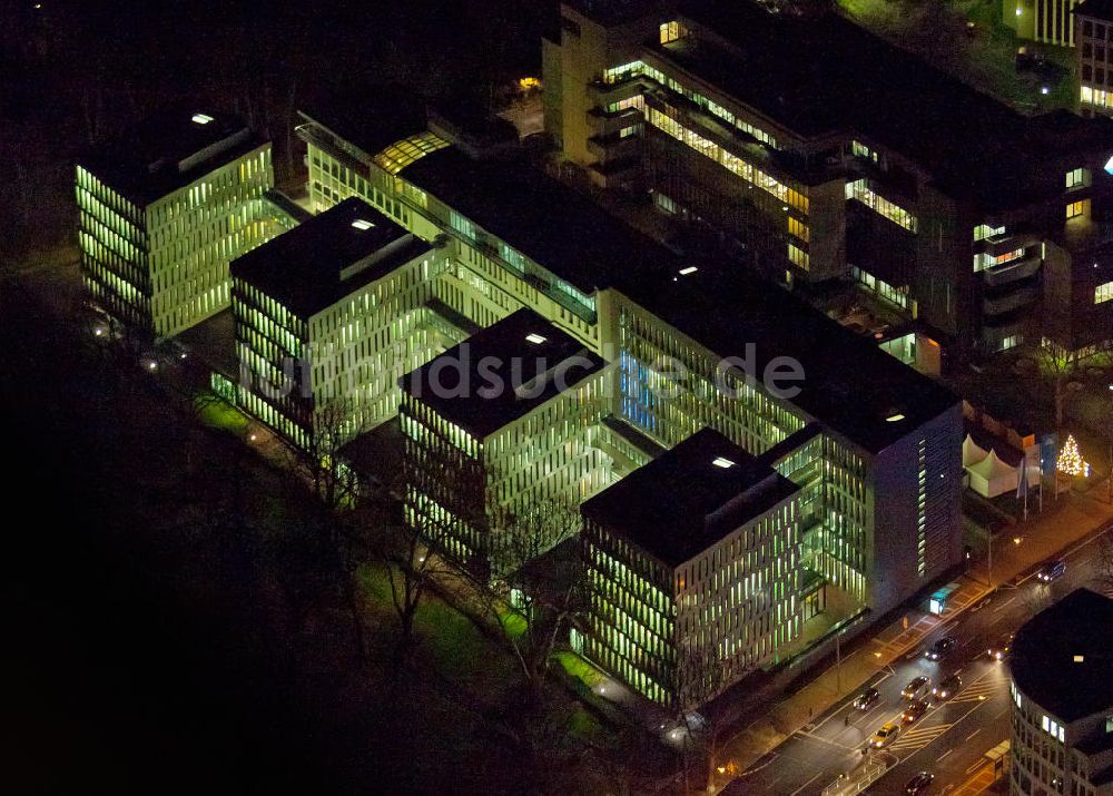 Bochum bei Nacht aus der Vogelperspektive: Nachtaufnahme BP Hauptverwaltung in Bochum an der Wittener Straße