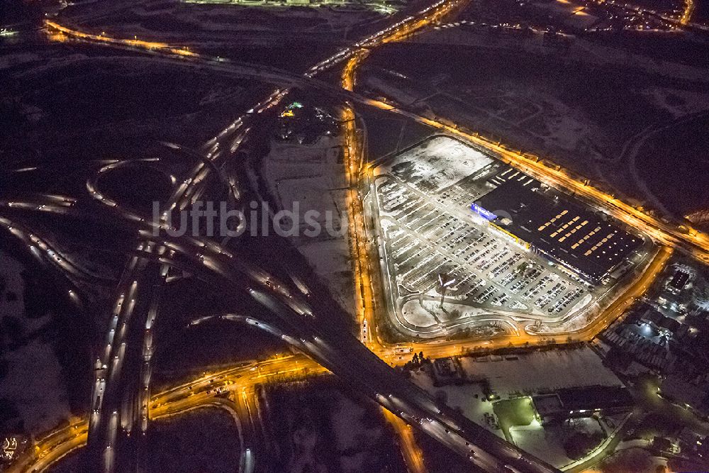 Duisburg bei Nacht aus der Vogelperspektive: Nachtaufnahme vom IKEA- Einrichtungshaus / Möbelhaus am Autobahnkreuz Duisburg-Nord in Duisburg im Bundesland Nordrhein-Westfalen