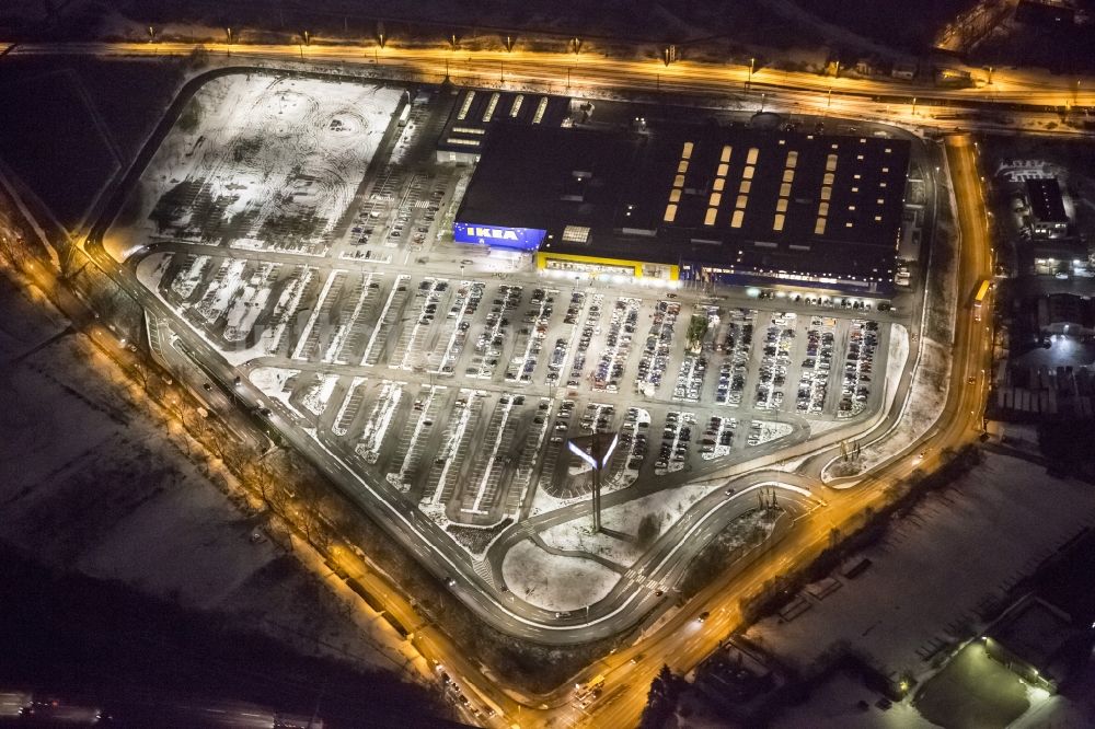 Duisburg bei Nacht aus der Vogelperspektive: Nachtaufnahme vom IKEA- Einrichtungshaus / Möbelhaus am Autobahnkreuz Duisburg-Nord in Duisburg im Bundesland Nordrhein-Westfalen