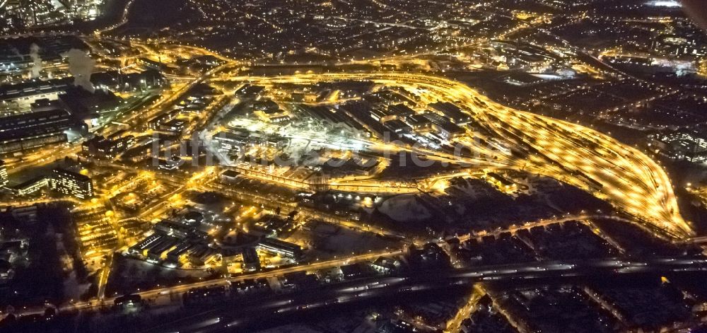 Duisburg Hamborn bei Nacht aus der Vogelperspektive: Nachtaufnahme vom Industriegebiet der Güterbahnhof Duisburg- Hamborn und Werkgelände der ThyssenKrupp Steel AG Werk Bruckhausen in Duisburg im Bundesland Nordrhein-Westfalen