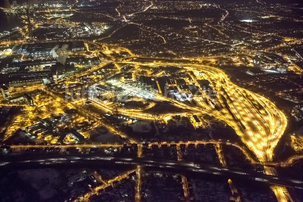 Nachtluftbild Duisburg Hamborn - Nachtaufnahme vom Industriegebiet der Güterbahnhof Duisburg- Hamborn und Werkgelände der ThyssenKrupp Steel AG Werk Bruckhausen in Duisburg im Bundesland Nordrhein-Westfalen