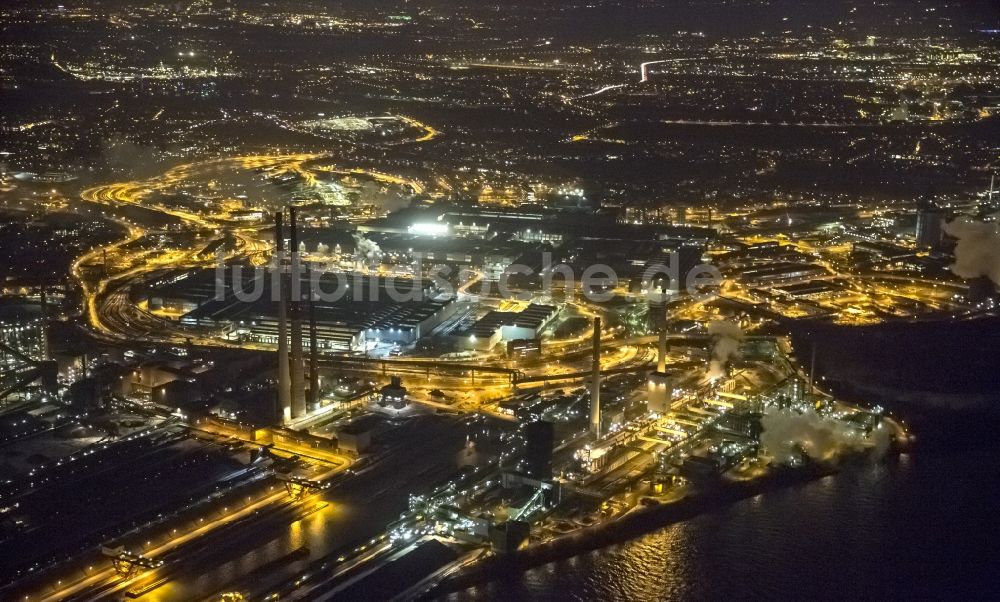 Nacht-Luftaufnahme Duisburg - Nachtaufnahme vom Industriegebiet der Kokerei Schwelgern und des Geländes der ThyssenKrupp AG in Duisburg im Bundesland Nordrhein-Westfalen