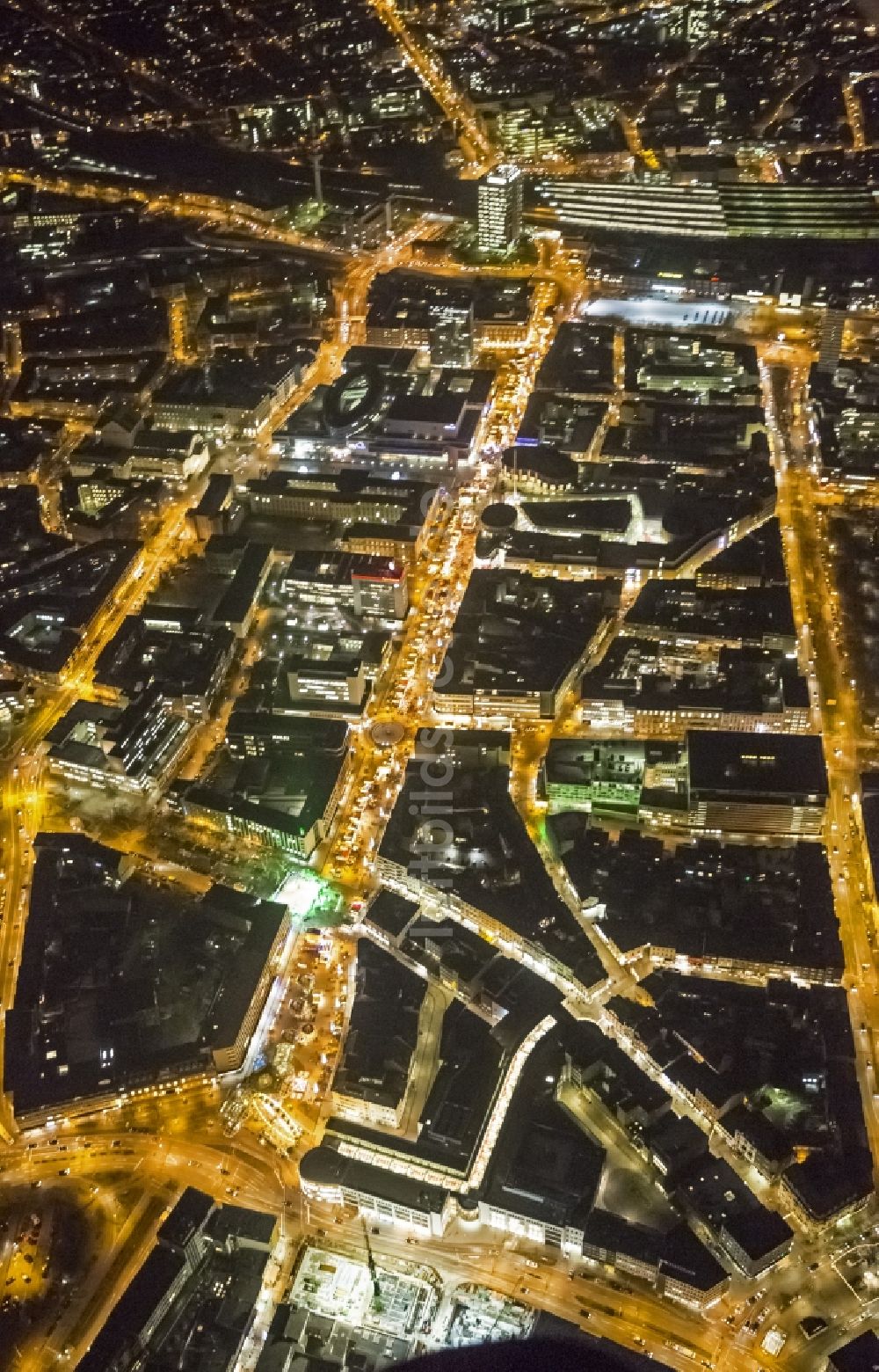 Nachtluftbild Duisburg - Nachtaufnahme Innenstadtbereich Königsstraße und Kuhtor in Duisburg im Bundesland Nordrhein-Westfalen