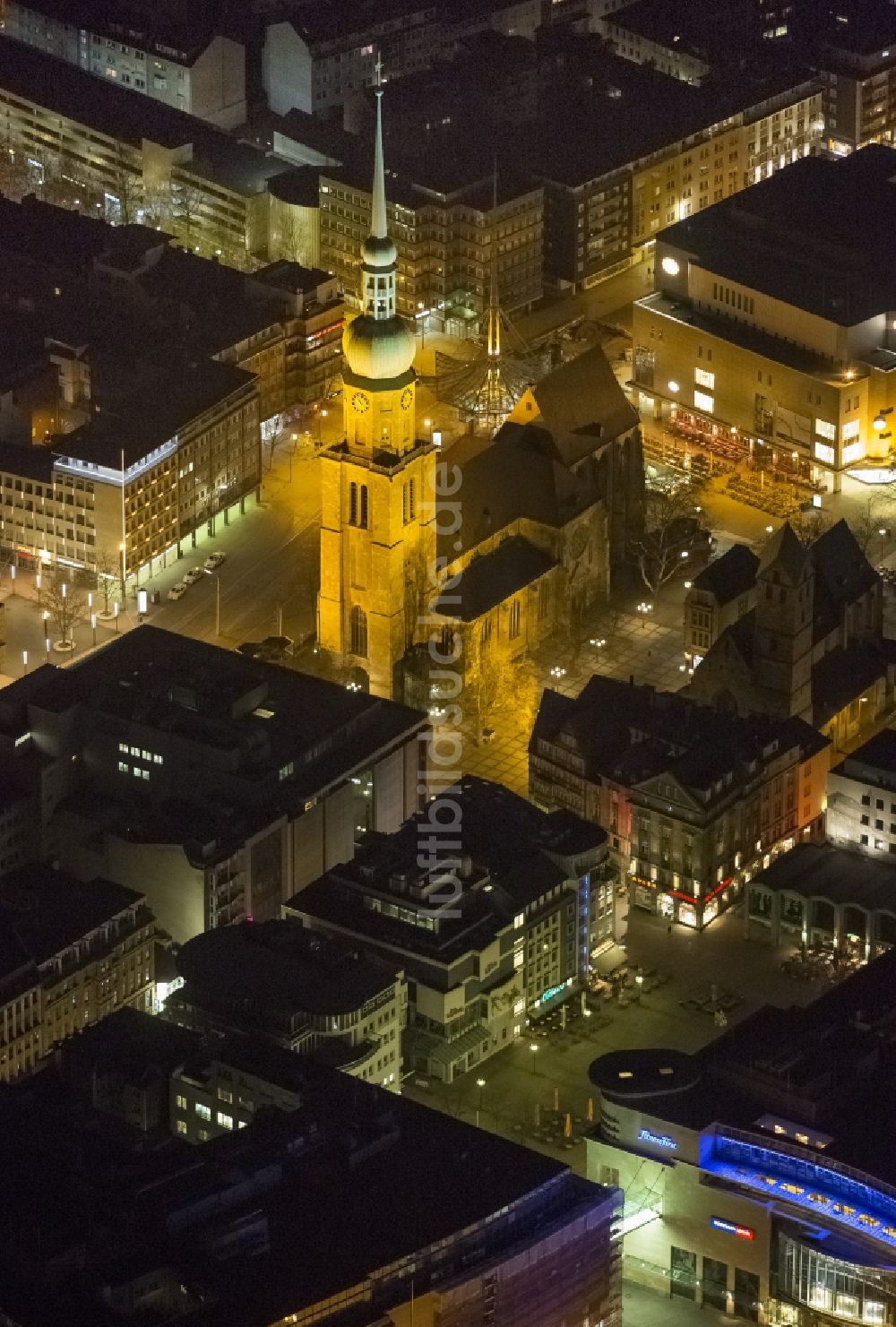 Dortmund bei Nacht aus der Vogelperspektive: Nachtaufnahme der Kirche St. Reinoldi, auch Reinoldikirche in der Innenstadt von Dortmund im Bundesland Nordrhein-Westfalen NRW