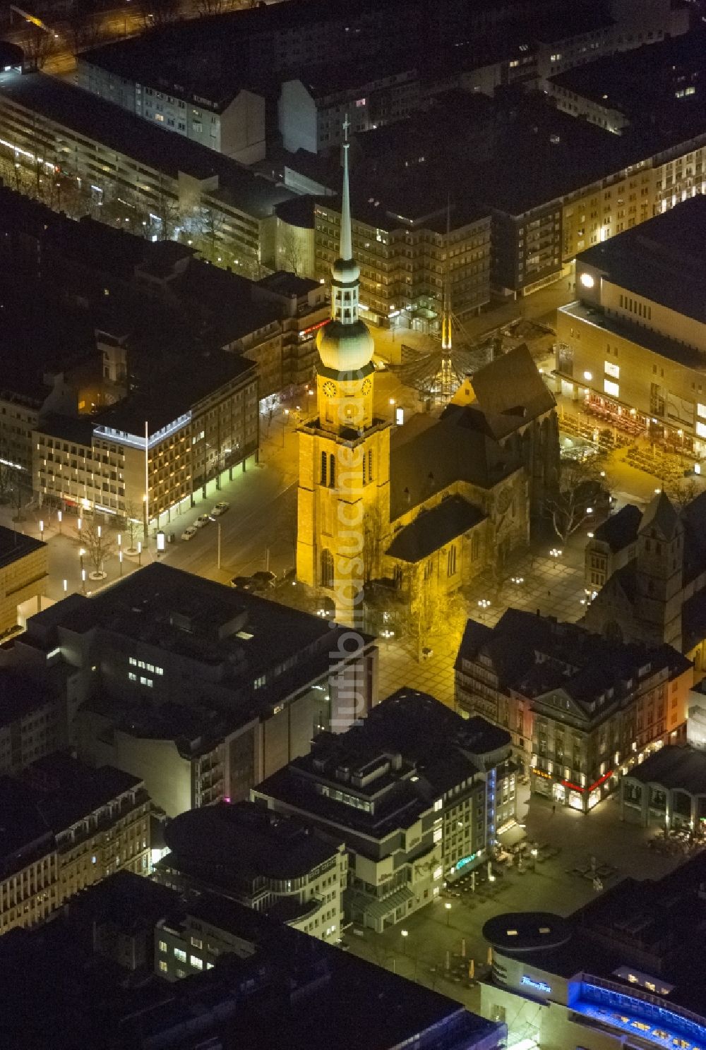 Nachtluftbild Dortmund - Nachtaufnahme der Kirche St. Reinoldi, auch Reinoldikirche in der Innenstadt von Dortmund im Bundesland Nordrhein-Westfalen NRW