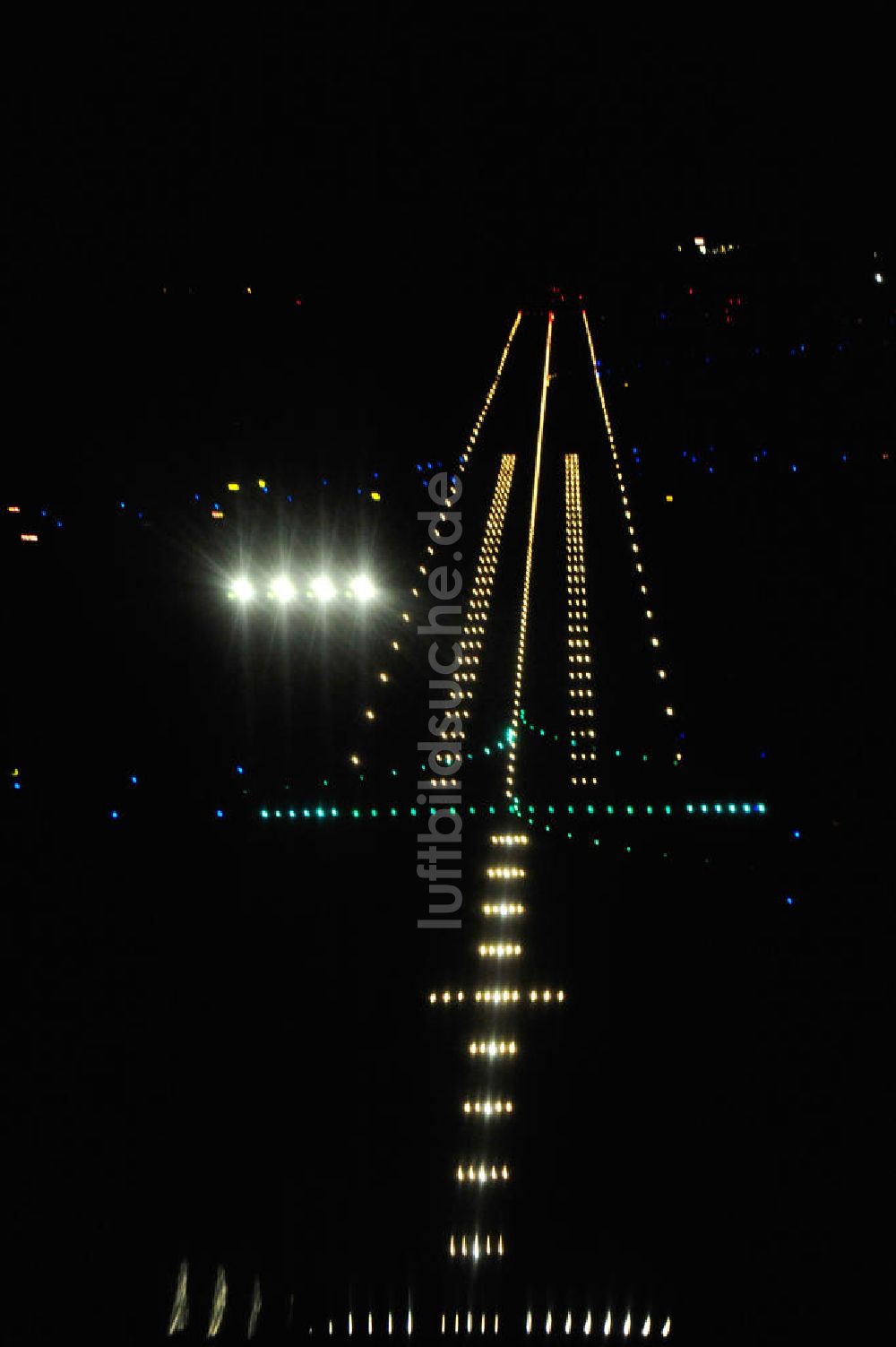 Schönefeld bei Nacht von oben - Nachtaufnahme / Night Shot Airport Berlin-Schönefeld